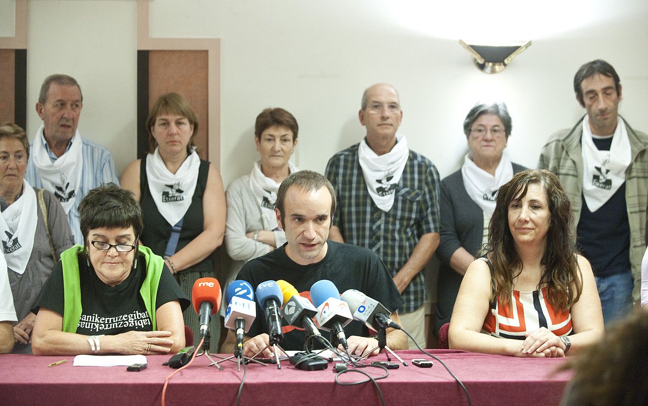 Begoña Vesga, Iñaki Lazarobaster eta Miren Legorburu prentsaurrekoan, atzo. GORKA RUBIO / ARGAZKI PRESS. Begoña Vesga, Iñaki Lazarobaster eta Miren Legorburu prentsaurrekoan, atzo. GORKA RUBIO / ARGAZKI PRESS.