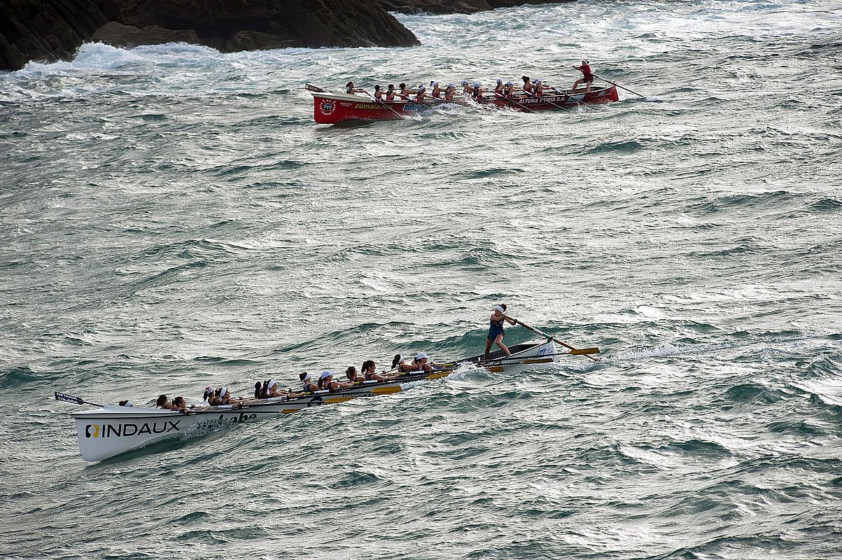 Getaria-Tolosako (azpian) eta Zumaiako (goian) traineruak, ziztu bizian, Donostian jokaturiko Gipuzkoako Txapelketan. JUAN CARLOS RUIZ / ARGAZKI PRESS.