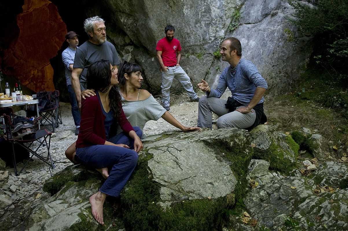 Vera filmeko aktoreak, Iban Aiesta zuzendariarekin (eskuinean) hizketan. IDOIA ZABALETA / ARGAZKI PRESS.