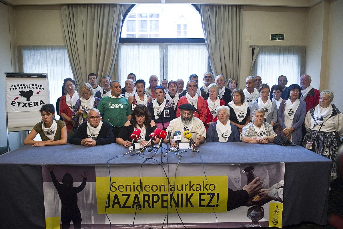 Etxerat elkartearen agerraldia, Gasteizen; Oihana Lizaso eta Jose Angel Aramendi eledunak. JUANAN RUIZ / ARGAZKI PRESS. Etxerat elkartearen agerraldia, Gasteizen; Oihana Lizaso eta Jose Angel Aramendi eledunak. JUANAN RUIZ / ARGAZKI PRESS.