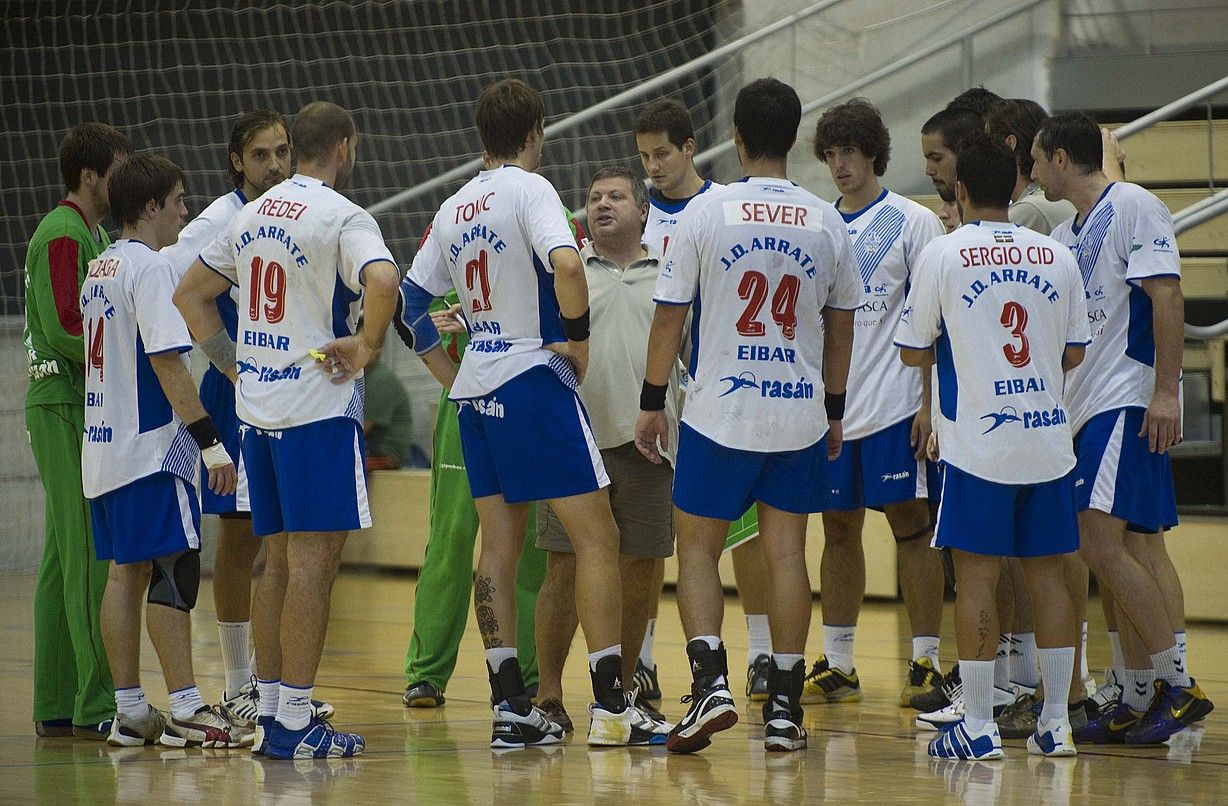Arrateko jokalariak Julian Ruizen aginduak jasotzen, iragan sasoiko partida batean. ANDONI CANELLADA / ARGAZKI PRESS.