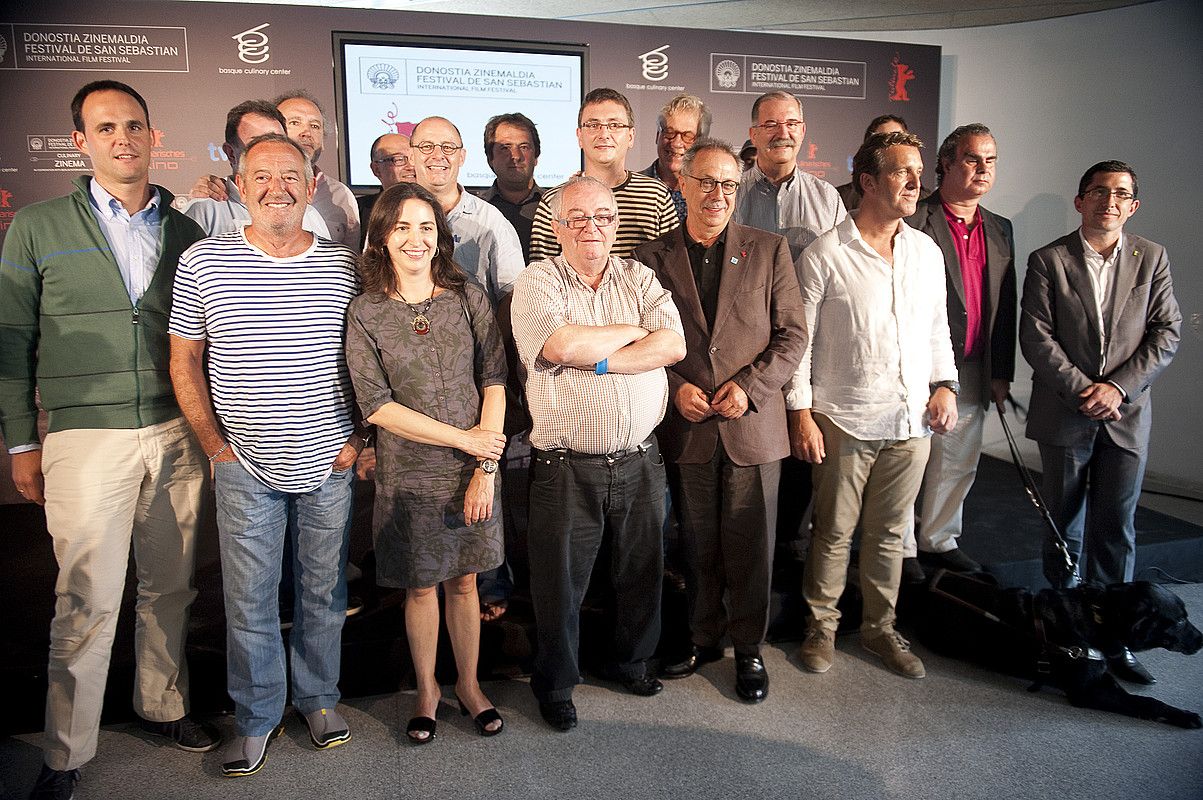 Culinary Zinema zikloa atzo aurkeztu zuten lagunak: Jose Luis Rebordinos Zinemaldiko zuzendaria, Dieter Kosslick Berlinalekoa, Juan Karlos Izagirre Donostiako alkatea eta hainbat sukaldari famatua tarteko. JUAN CARLOS RUIZ / ARGAZKI PRESS. Culinary Zinema zikloa atzo aurkeztu zuten lagunak: Jose Luis Rebordinos Zinemaldiko zuzendaria, Dieter Kosslick Berlinalekoa, Juan Karlos Izagirre Donostiako alkatea eta hainbat sukaldari famatua tarteko. JUAN CARLOS RUIZ / ARGAZKI PRESS.