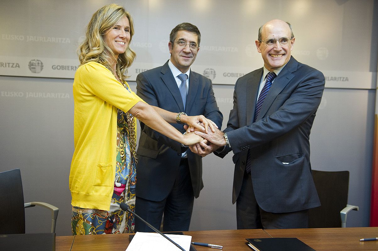 Cristina Garmendia, Patxi Lopez eta Rafael Bengoa, atzo, protokoloa izenpetzeko ekitaldian. JUANAN RUIZ / ARGAZKI PRESS. Cristina Garmendia, Patxi Lopez eta Rafael Bengoa, atzo, protokoloa izenpetzeko ekitaldian. JUANAN RUIZ / ARGAZKI PRESS.