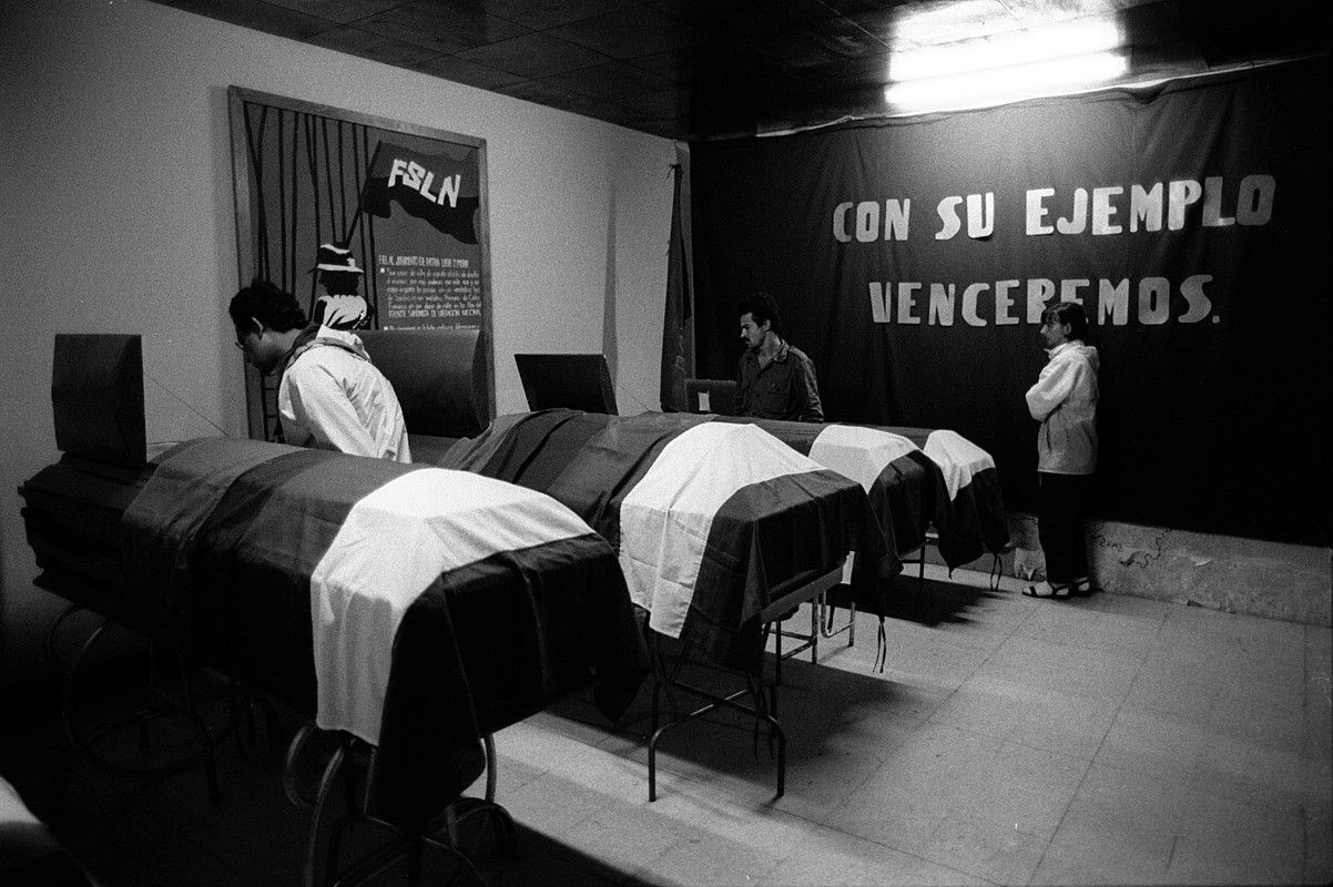 Kontrairaultzaileek 1986ko uztailaren 28an hil zituzten ekintzaileen gorpuak Metagalpan jarri zituzten biharamunean. BERNARD RONDEAU. Kontrairaultzaileek 1986ko uztailaren 28an hil zituzten ekintzaileen gorpuak Metagalpan jarri zituzten biharamunean. BERNARD RONDEAU.