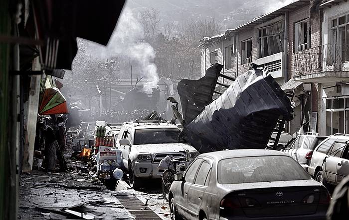 Kabul erdialdean eraso suizida batek leherrarazi duen anbulantzia, kea dariola. HEDAYATULLAH AMID, EFE