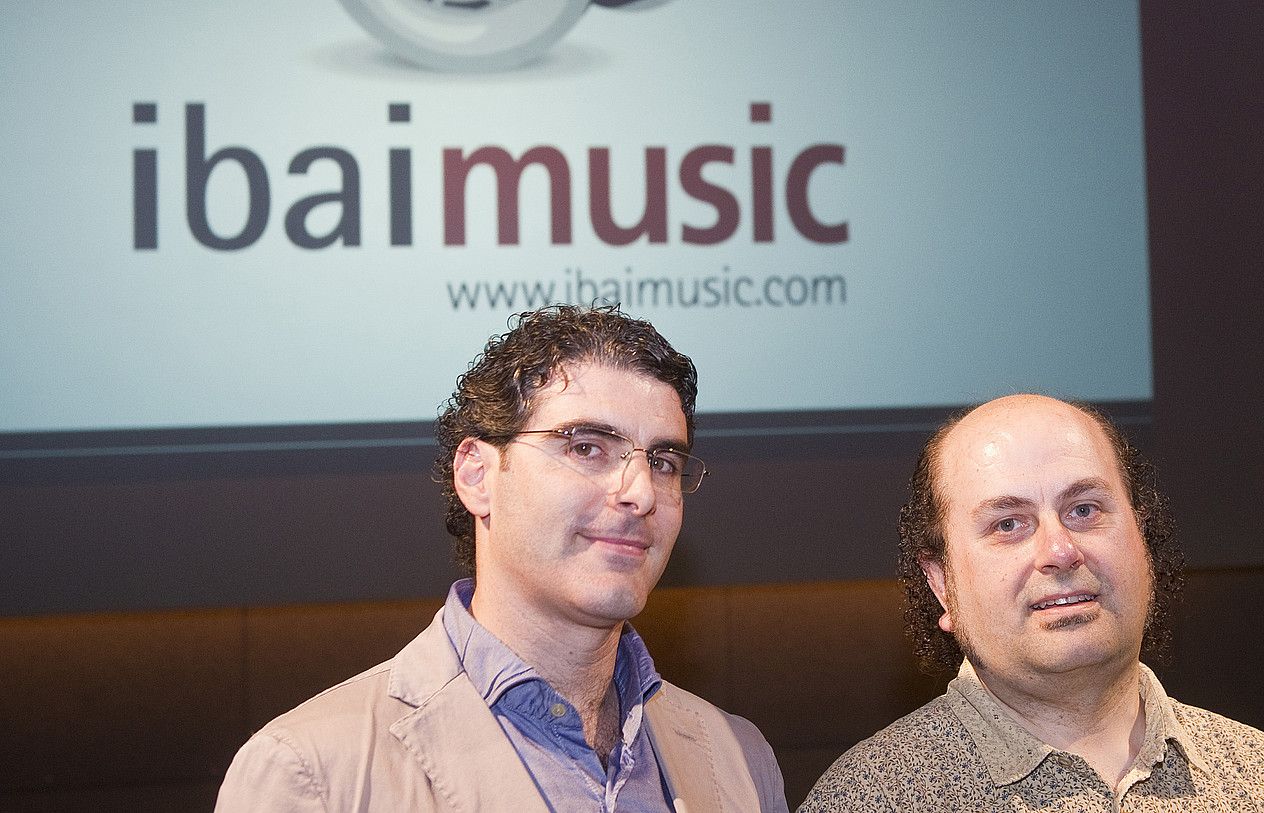 Agustin Oiarzabal Ibaimusic.com-eko koordinatzailea eta Luis Ruiz komunikazio arduraduna. LUIS JAUREGIALTZO / ARGAZKI PRESS. Agustin Oiarzabal Ibaimusic.com-eko koordinatzailea eta Luis Ruiz komunikazio arduraduna. LUIS JAUREGIALTZO / ARGAZKI PRESS.