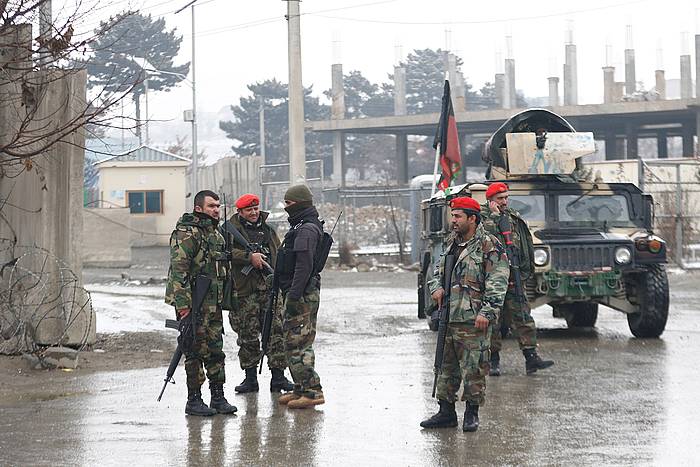 Militarrak erasoa izan den inguruak zaintzen, Kabulen. JAWAD JALALI, EFE