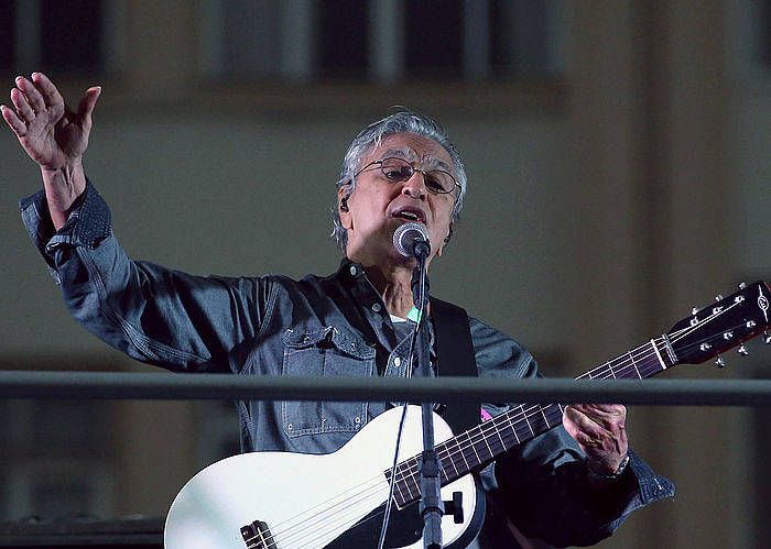 Caetano Veloso, 2017ko miatzean, Copacabanako hondartzan, Brasilen. MARCELO SAYÃ£O