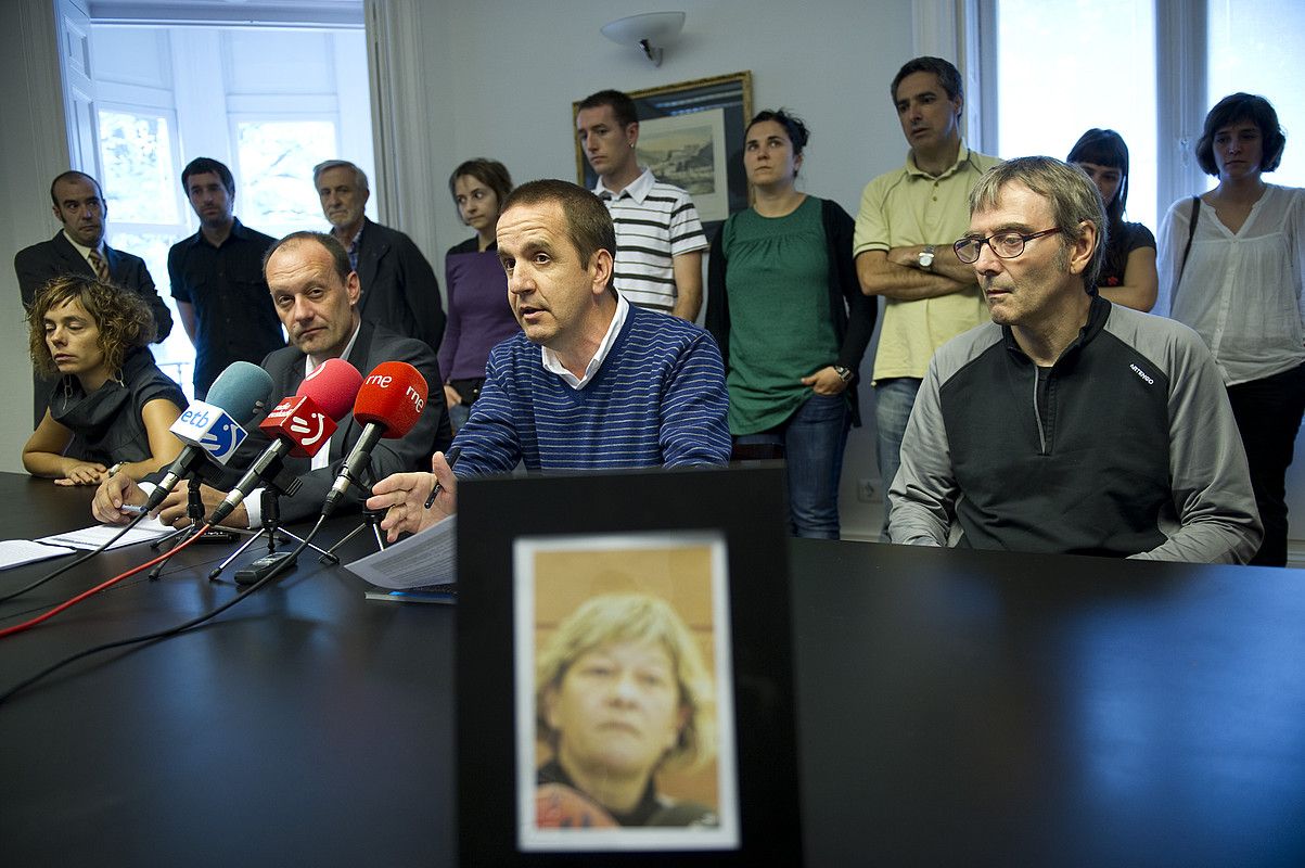 Alfontso Zenon eta Iñigo Santxo aritu ziren atzo Eskubideak elkarteko abokatuen izenean. MARISOL RAMIREZ / ARP. Alfontso Zenon eta Iñigo Santxo aritu ziren atzo Eskubideak elkarteko abokatuen izenean. MARISOL RAMIREZ / ARP.