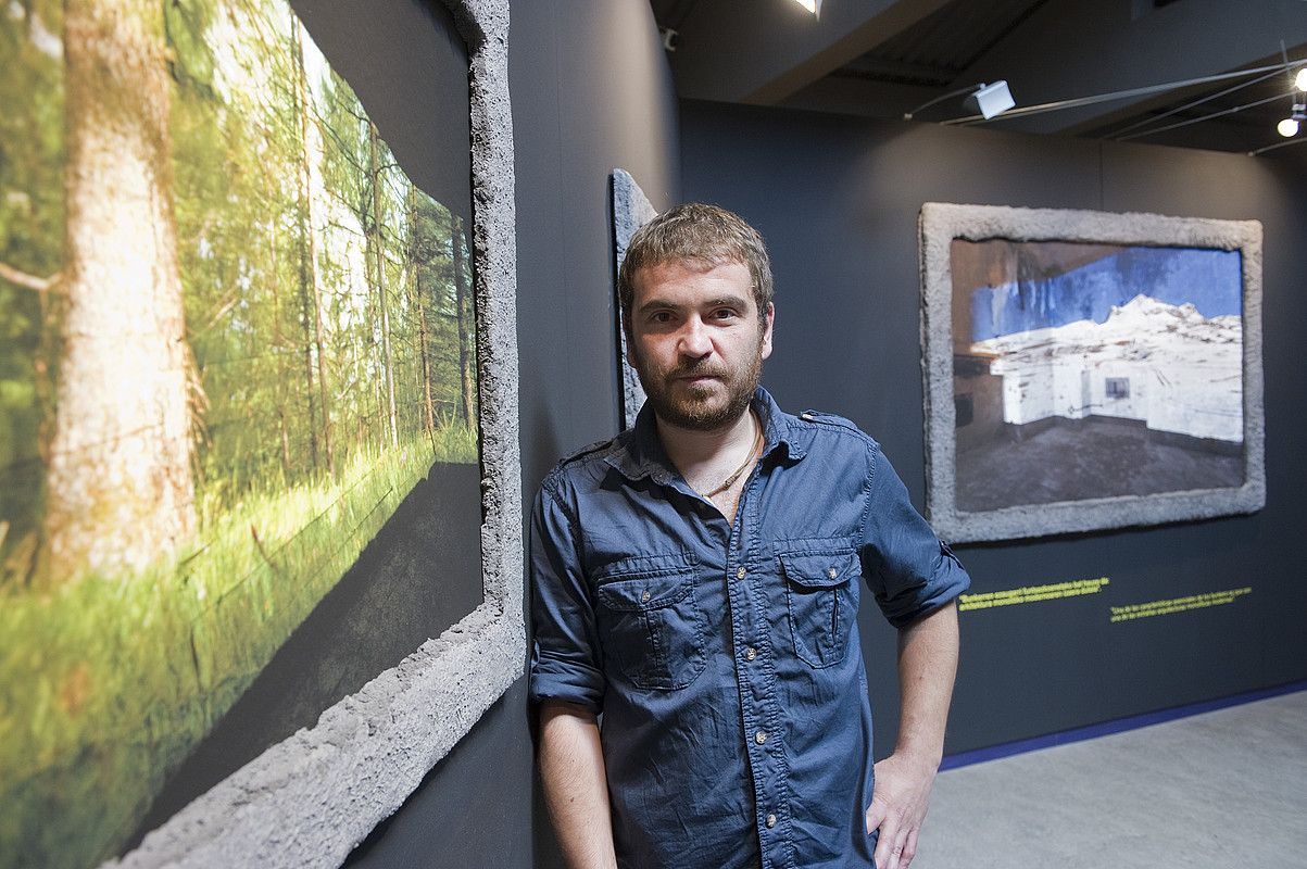 Asier Gogortza, bere lanen artean, Museum Cemento Rezolako erakusketan (Añorga) ANDONI CANELLADA / ARGAZKI PRESS.