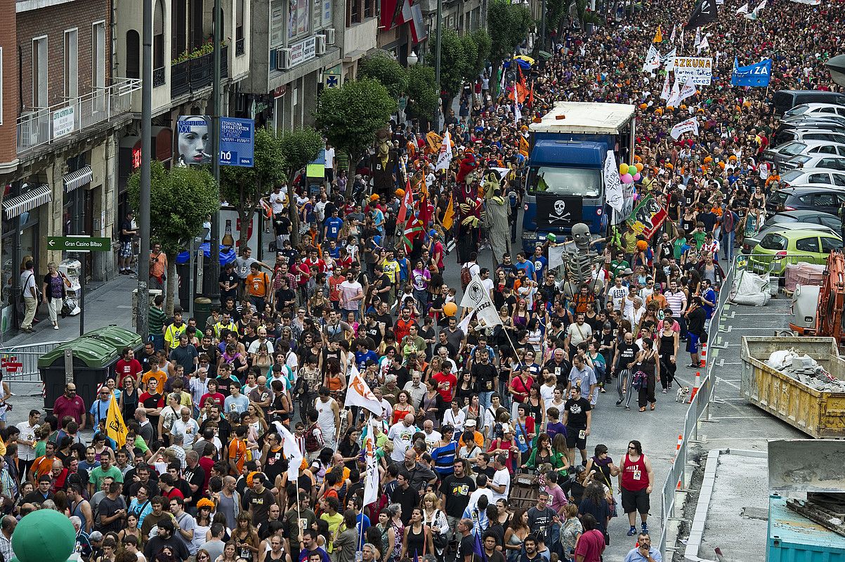 Manifestazio jendetsu eta koloretsua egin zuten atzo, Bilbon, Errekalde auzoko Kukutza gaztetxea hustu, itxi eta eraistearen aurka. LUIS JAUREGIALTZO / ARGAZKI PRESS.