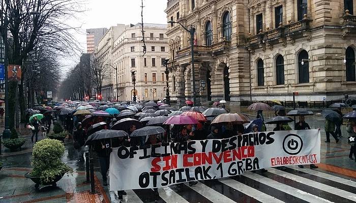 Bulegoetako langileek manifestazioa egin dute Arriaga plazatik CEBEK patronaren bulegora.