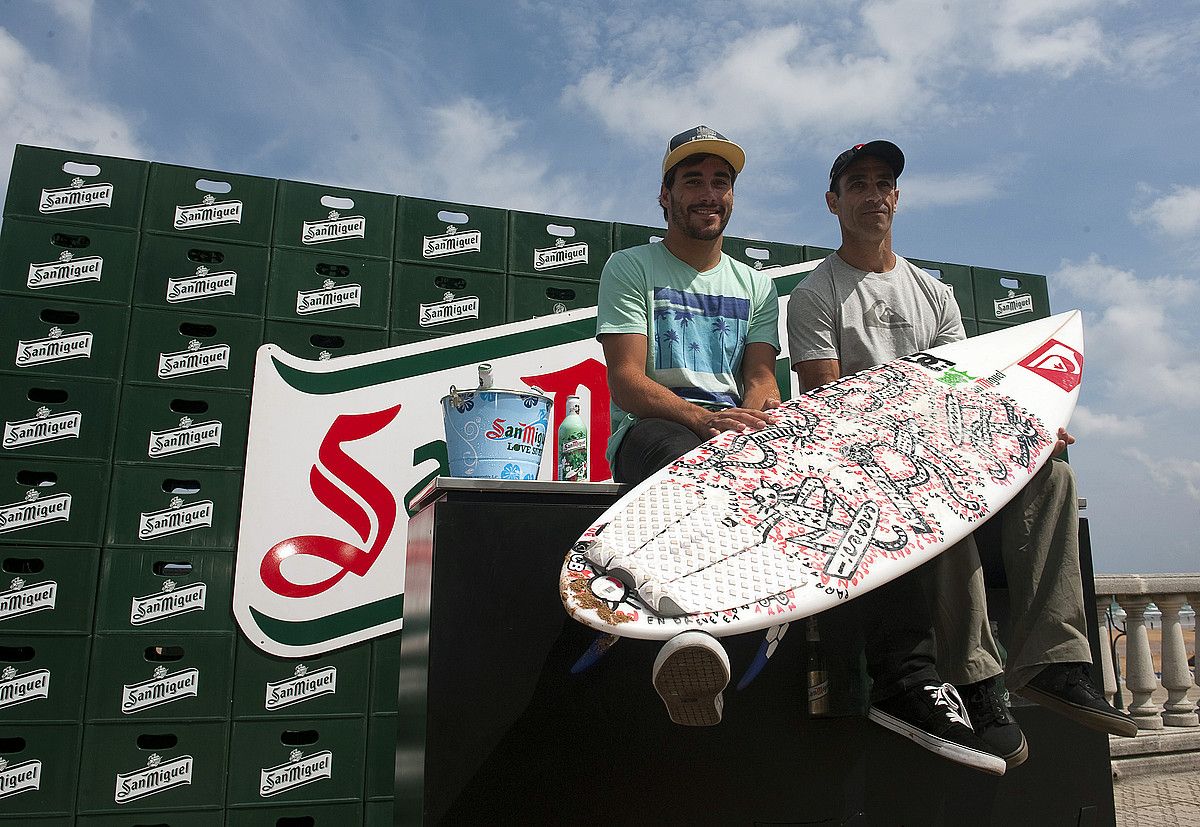 Aritz Aranburu eta Ibon Amatriain atzo Zarautzen, Cracks del surf-en aurkezpenean. JUAN CARLOS RUIZ / ARGAZKI PRESS.