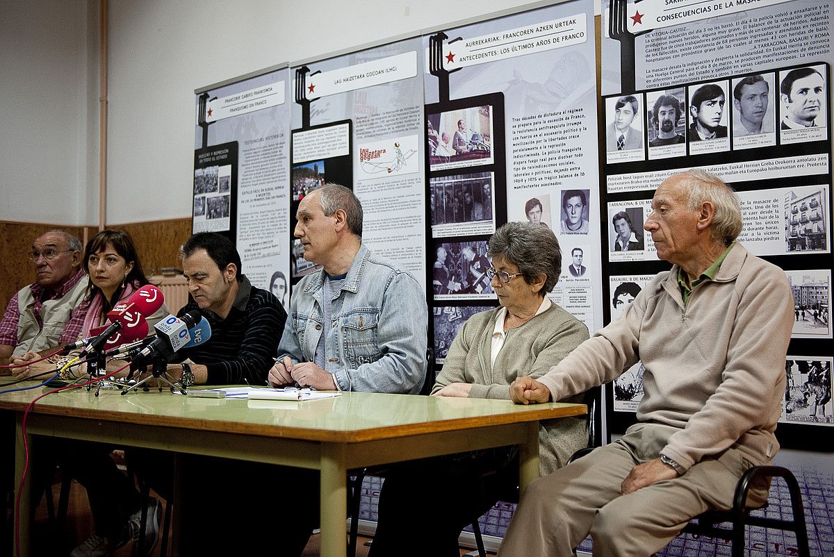 Lau Haizetara Gogoan elkarteak atzo Gasteizen eginiko prentsaurrekoa. RAUL BOGAJO / ARGAZKI PRESS.