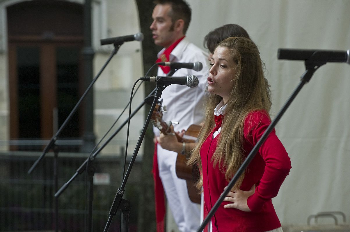 Voces Navarras taldeko jota kantariek alaitu zuten atzo goizean Sarasate pasealekuko giroa. LANDER F. ARROIABE / ARGAZKI PRESS. Voces Navarras taldeko jota kantariek alaitu zuten atzo goizean Sarasate pasealekuko giroa. LANDER F. ARROIABE / ARGAZKI PRESS.