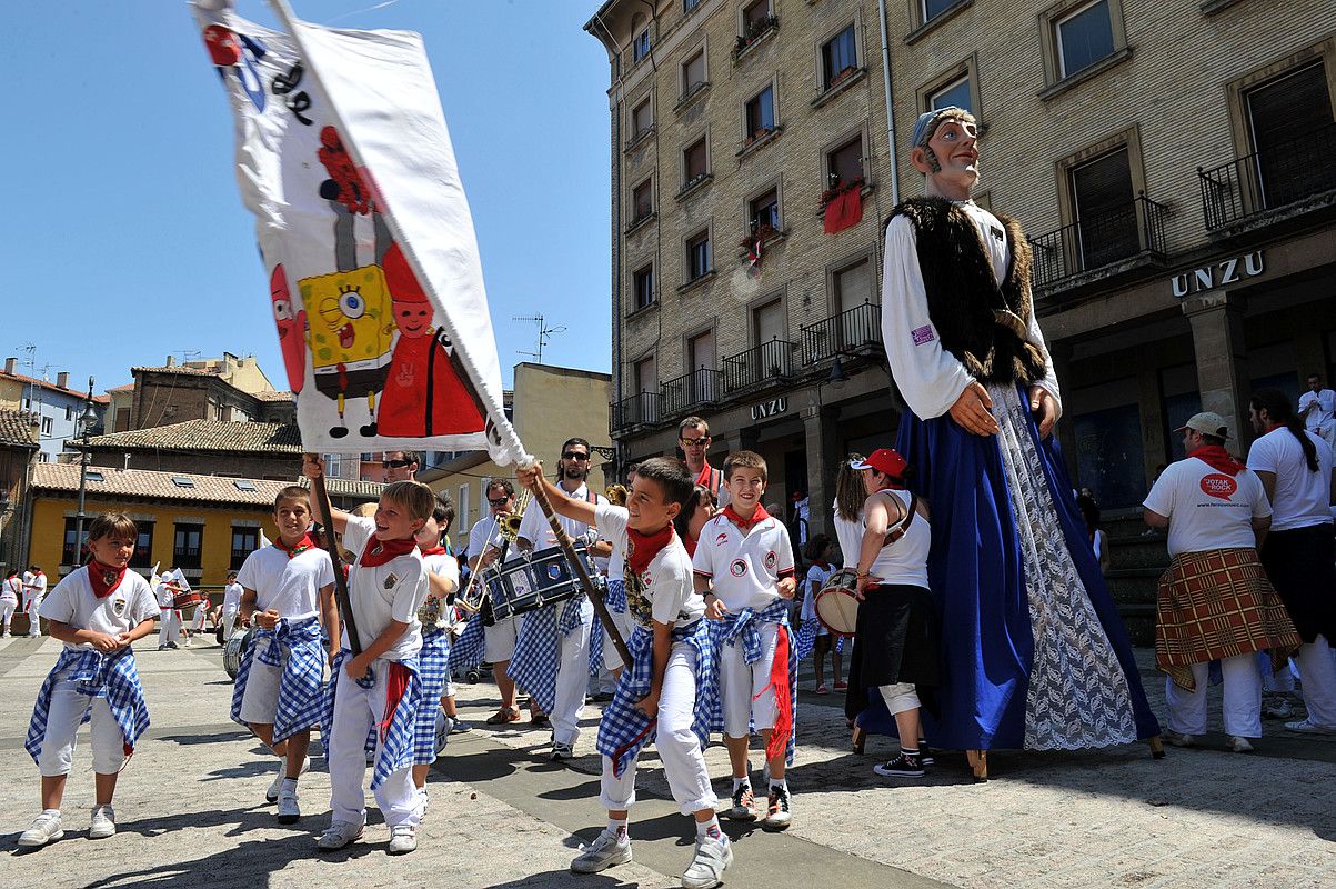 Iruñeko Gazteluko plazan hartu zituzten pankartak peña txikiek. IDOIA ZABALETA / ARGAZKI PRESS.