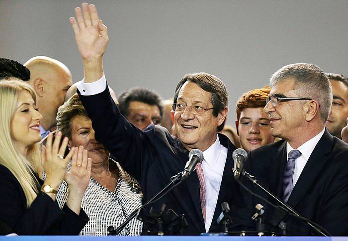 Nikos Anastasiadis Zipreko presidentea hauteskunde garaipena ospatzen, atzo, Nikosian. KATIA CHRISTODOULOU, EFE