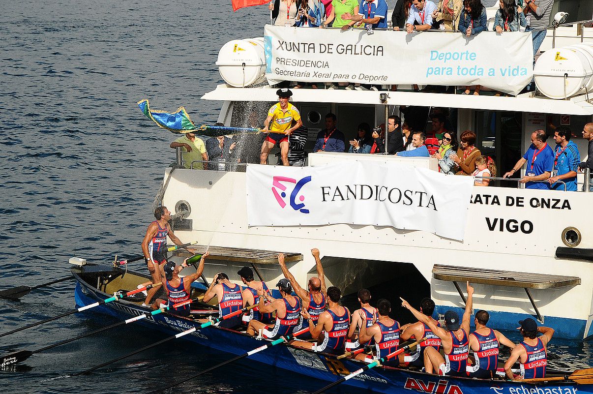 Urdaibaiko trainerua, atzo, Moañako estropadan, garaipena ospatzen; estropada bikaina egin zuten bizkaitarrek. GONZALO NUÑEZ / FARO DE VIGO.