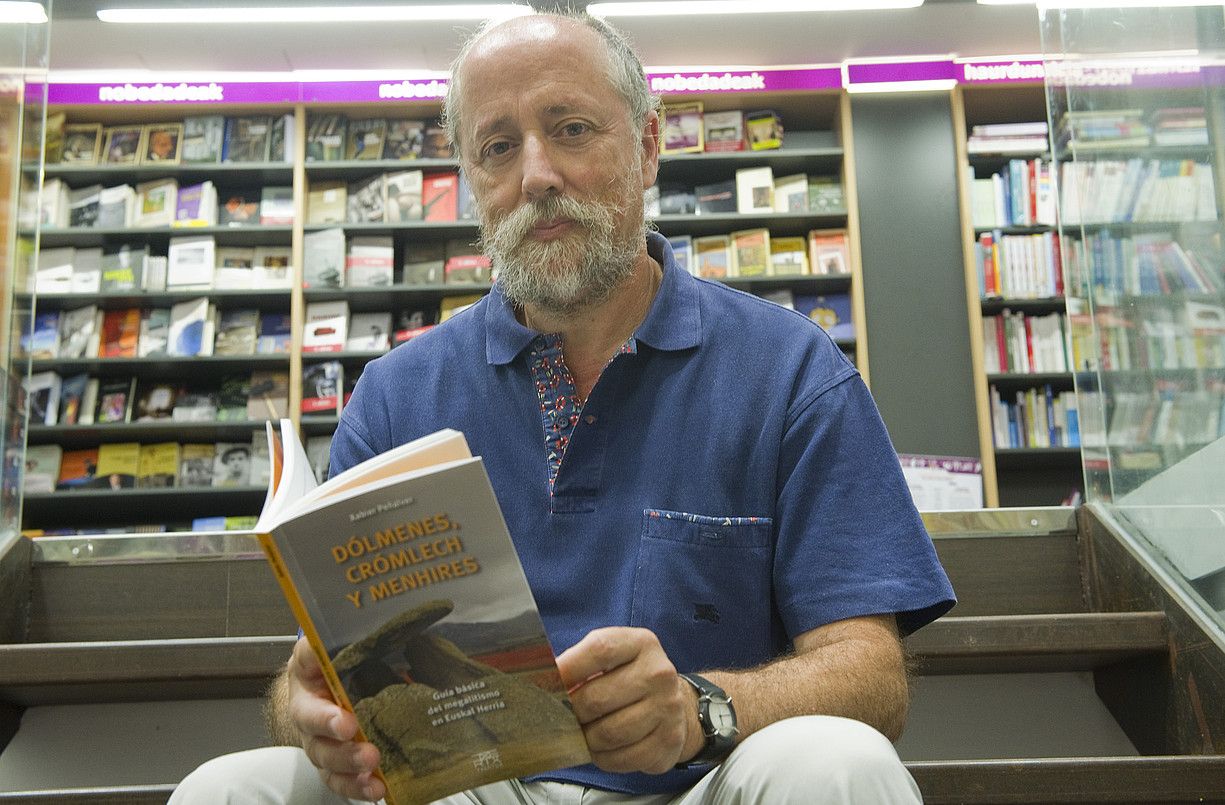 Xabier Peñalver arkeologoa eta liburuaren egilea, lana eskuetan. ANDONI CANELLADA / ARGAZKI PRESS. Xabier Peñalver arkeologoa eta liburuaren egilea, lana eskuetan. ANDONI CANELLADA / ARGAZKI PRESS.