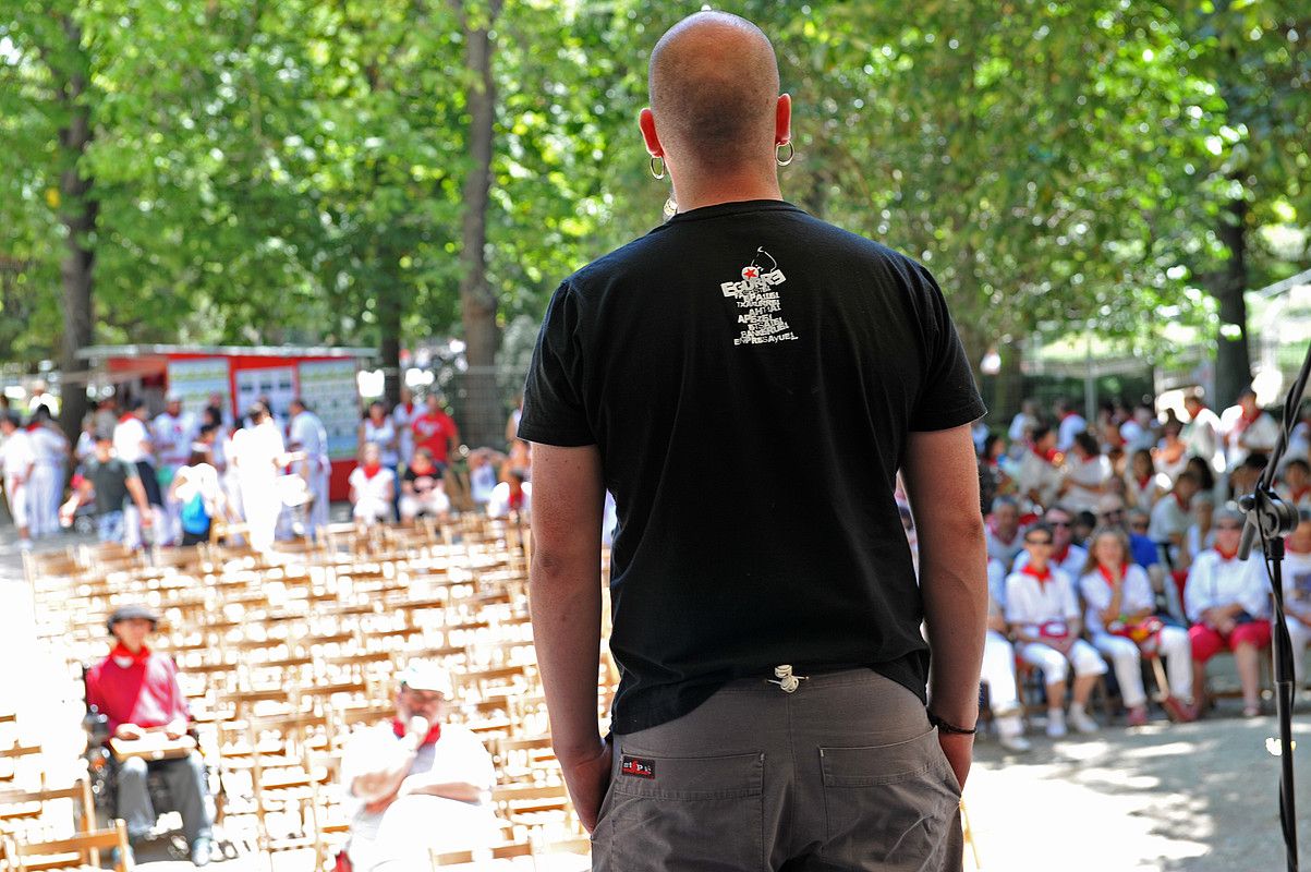 Eneko Lazkoz bertsolaria, kantuan. Entzuleak itzaletan babestu ziren. IDOIA ZABALETA / ARGAZKI PRESS. Eneko Lazkoz bertsolaria, kantuan. Entzuleak itzaletan babestu ziren. IDOIA ZABALETA / ARGAZKI PRESS.