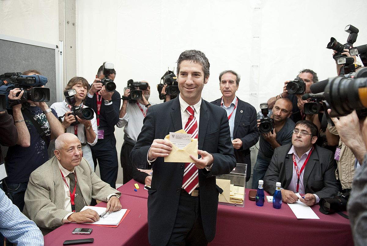 Josu Urrutia Athleticeko presidente berria, bere botoa erakusten, atzoko hauteskundeetan. JON HERNAEZ / ARGAZKI PRESS.