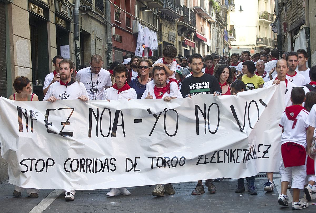 Zezengorri taldeak antolatuta, zezenketen aurkako manifestazioa egin zuten atzo Iruñeko Alde Zaharreko karriketan. JAGOBA MANTEROLA / ARGAZKI PRESS.