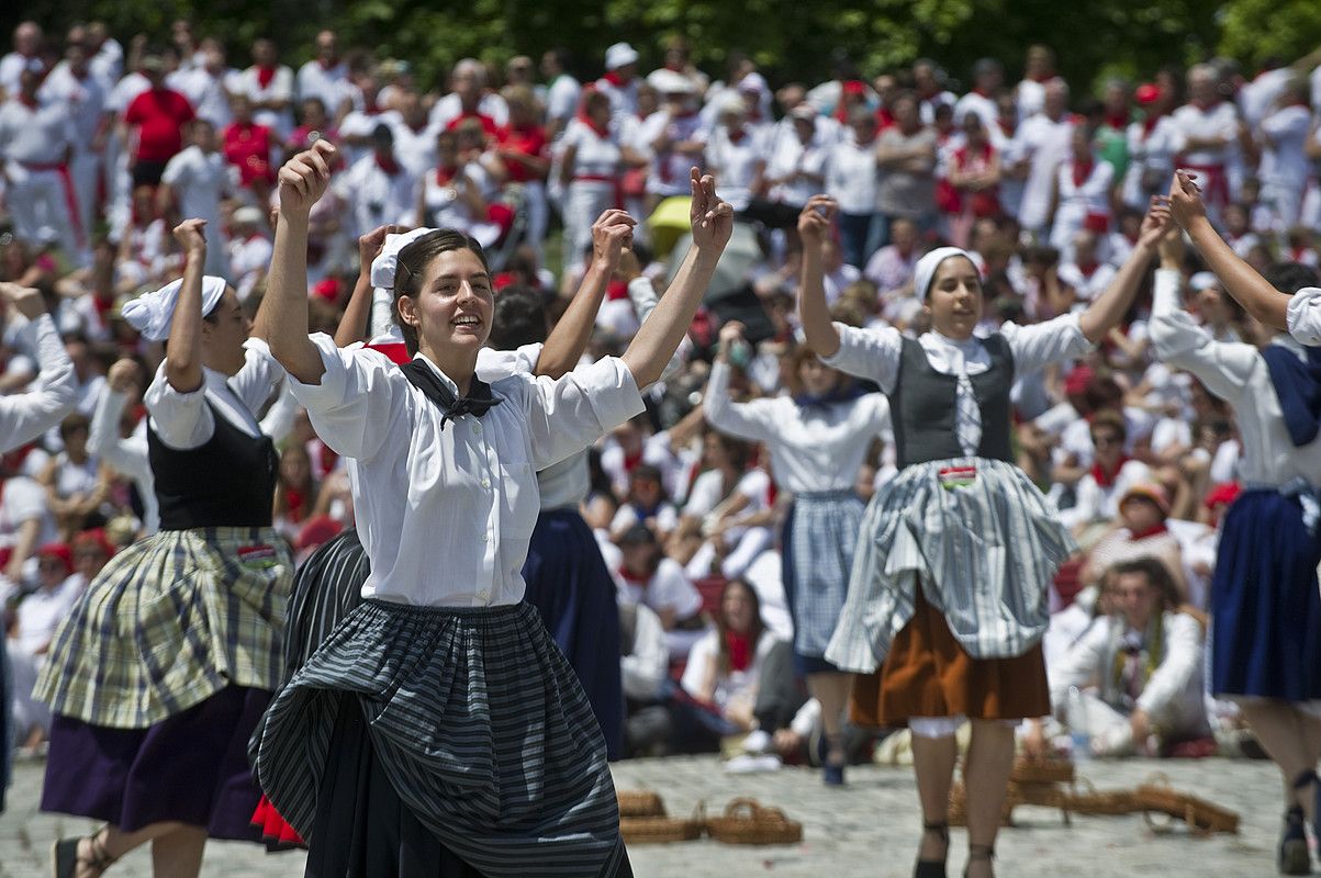 Irribarrea ahoan izan dute neskek Matelota dantzatzean. Egun oso berezia denik ez dute ezkutatu Iruñerriko dantzariek. LANDER F. ARROIABE/ ARGAZKI PRESS. Irribarrea ahoan izan dute neskek Matelota dantzatzean. Egun oso berezia denik ez dute ezkutatu Iruñerriko dantzariek. LANDER F. ARROIABE/ ARGAZKI PRESS.