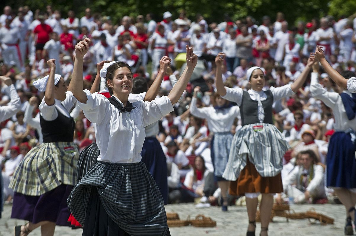 Irribarrea ahoan izan dute neskek Matelota dantzatzean. Egun oso berezia denik ez dute ezkutatu Iruñerriko dantzariek. LANDER F. ARROIABE/ ARGAZKI PRESS.