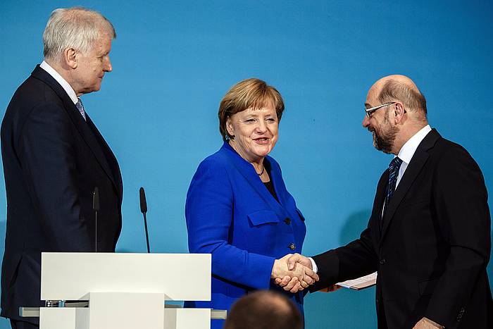 Angela Merkel Alemaniako kantzilerra eta Martin Schulz sozialdemokraten burua, elkarri bostekoa maten, joan den urtarrilaren 12an. CLEMENS BILAN, EFE