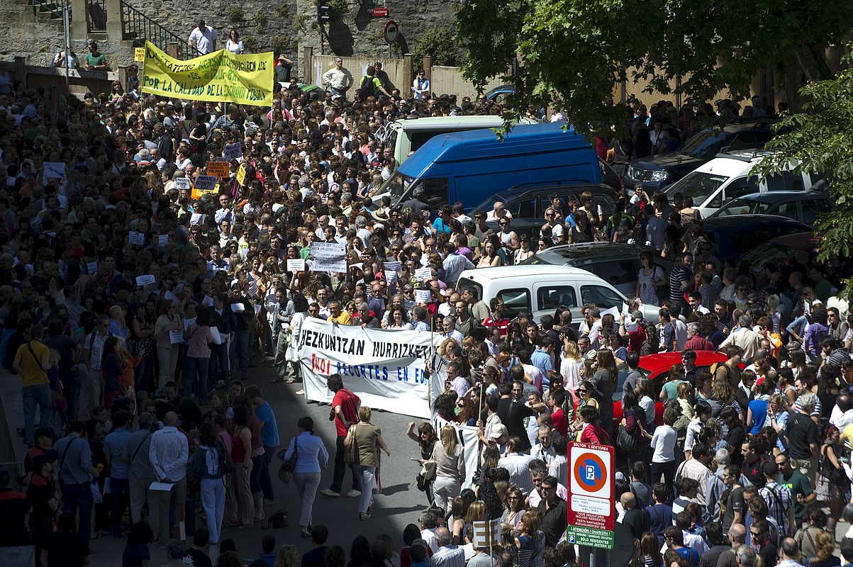 Irakasleak protestan, murrizketekin haserretuta. LANDER F.ARROIABE / ARGAZKI PRESS.