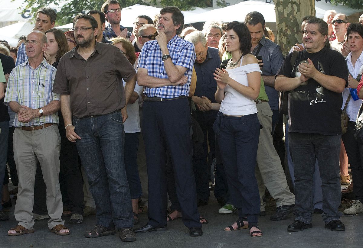 Txelui Moreno, Rafa Diez, Amaia Esnal eta Mañel Serra, libre diren Bateragune auziko auzipetuak manifestazioaren amaierako ekitaldia entzuten. ANDONI CANELLADA / ARGAZKI PRESS.