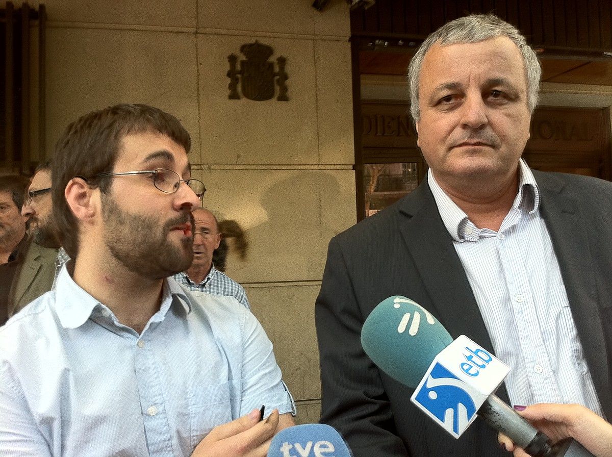 François Alfonsi (eskuinean) eta itzultzaile bat, prentsari adierazpenak egiten, atzo, Madrilen. BERRIA. François Alfonsi (eskuinean) eta itzultzaile bat, prentsari adierazpenak egiten, atzo, Madrilen. BERRIA.