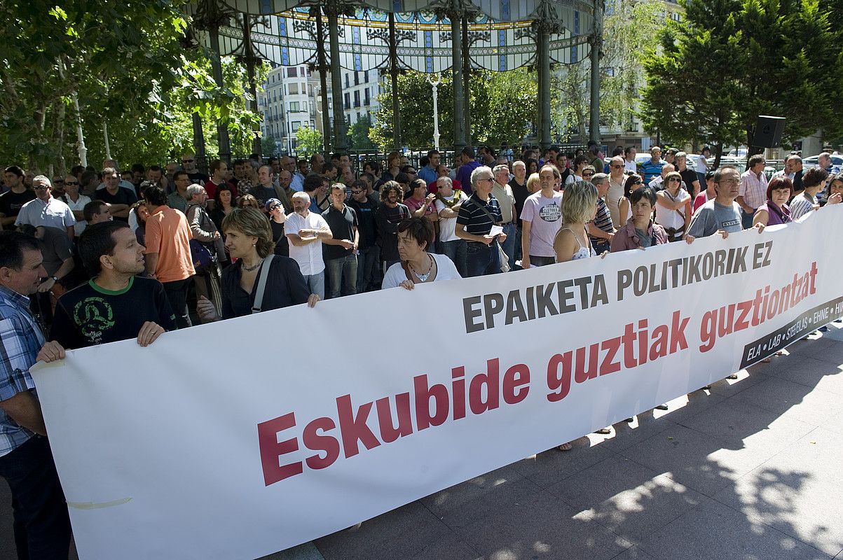Euskal Herriko gehiengo sindikalak atzo Donostian eginiko elkarretaratzea. ANDONI CANELLADA / ARGAZKI PRESS. Euskal Herriko gehiengo sindikalak atzo Donostian eginiko elkarretaratzea. ANDONI CANELLADA / ARGAZKI PRESS.