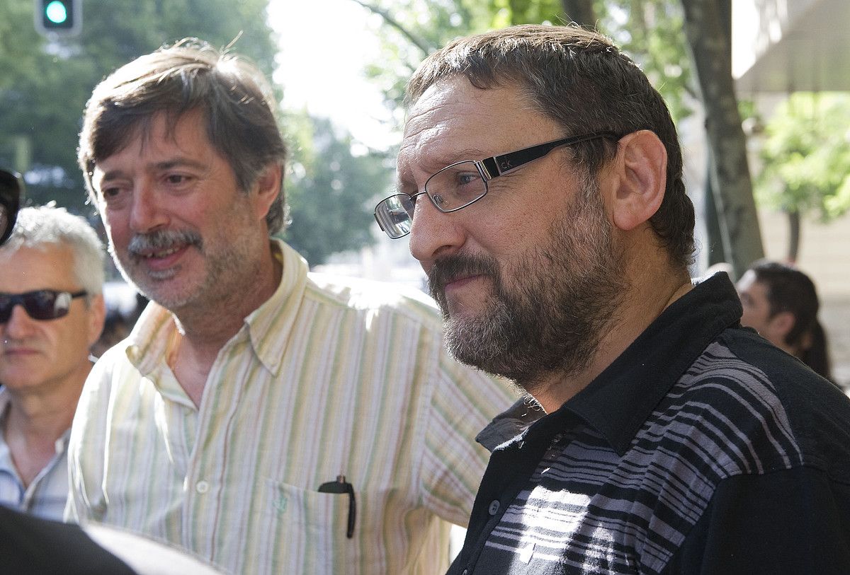 Rafa Diez eta Txelui Moreno, jendearekin hizketan, Auzitegi Nazionaleko atarian. ANDONI CANELLADA / ARGAZKI PRESS. Rafa Diez eta Txelui Moreno, jendearekin hizketan, Auzitegi Nazionaleko atarian. ANDONI CANELLADA / ARGAZKI PRESS.