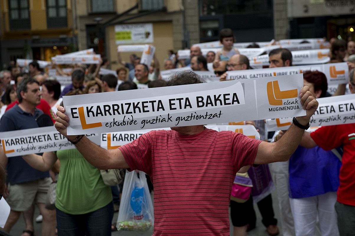 Eleak mugimenduak deituta astelehenean iruñean egindako kontzentrazioa. IDOIA ZABALETA / ARGAZKI PRESS. Eleak mugimenduak deituta astelehenean iruñean egindako kontzentrazioa. IDOIA ZABALETA / ARGAZKI PRESS.