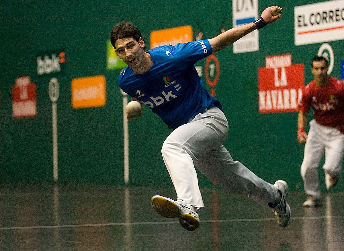 Kepa Peñagarikano, pilota zail bat bueltatzen saiatzen. JON URBE / A. PRESSS.