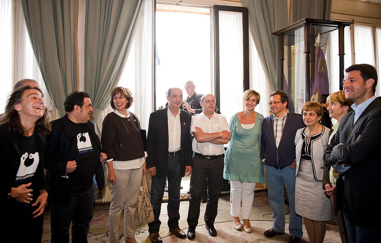 Marisol Garmendia, Ernesto Gasco, Blanca Urgell, Martin Garitano, Juan Karlos Izagirre, Eva Salaberria, Santi Eraso, Miren Azkarate, Nerea Txapartegi eta Ramon Gomez. JUAN CARLOS RUIZ / ARP. Marisol Garmendia, Ernesto Gasco, Blanca Urgell, Martin Garitano, Juan Karlos Izagirre, Eva Salaberria, Santi Eraso, Miren Azkarate, Nerea Txapartegi eta Ramon Gomez. JUAN CARLOS RUIZ / ARP.