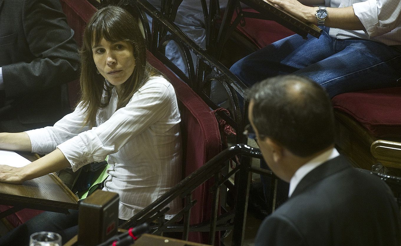 Zuriñe Gaintza, Jose Luis Bilbaoren hitzaldia entzuten, atzo, Gernikako Juntetxean. LUIS JAUREGIALTZO / ARGAZKI PRESS. Zuriñe Gaintza, Jose Luis Bilbaoren hitzaldia entzuten, atzo, Gernikako Juntetxean. LUIS JAUREGIALTZO / ARGAZKI PRESS.