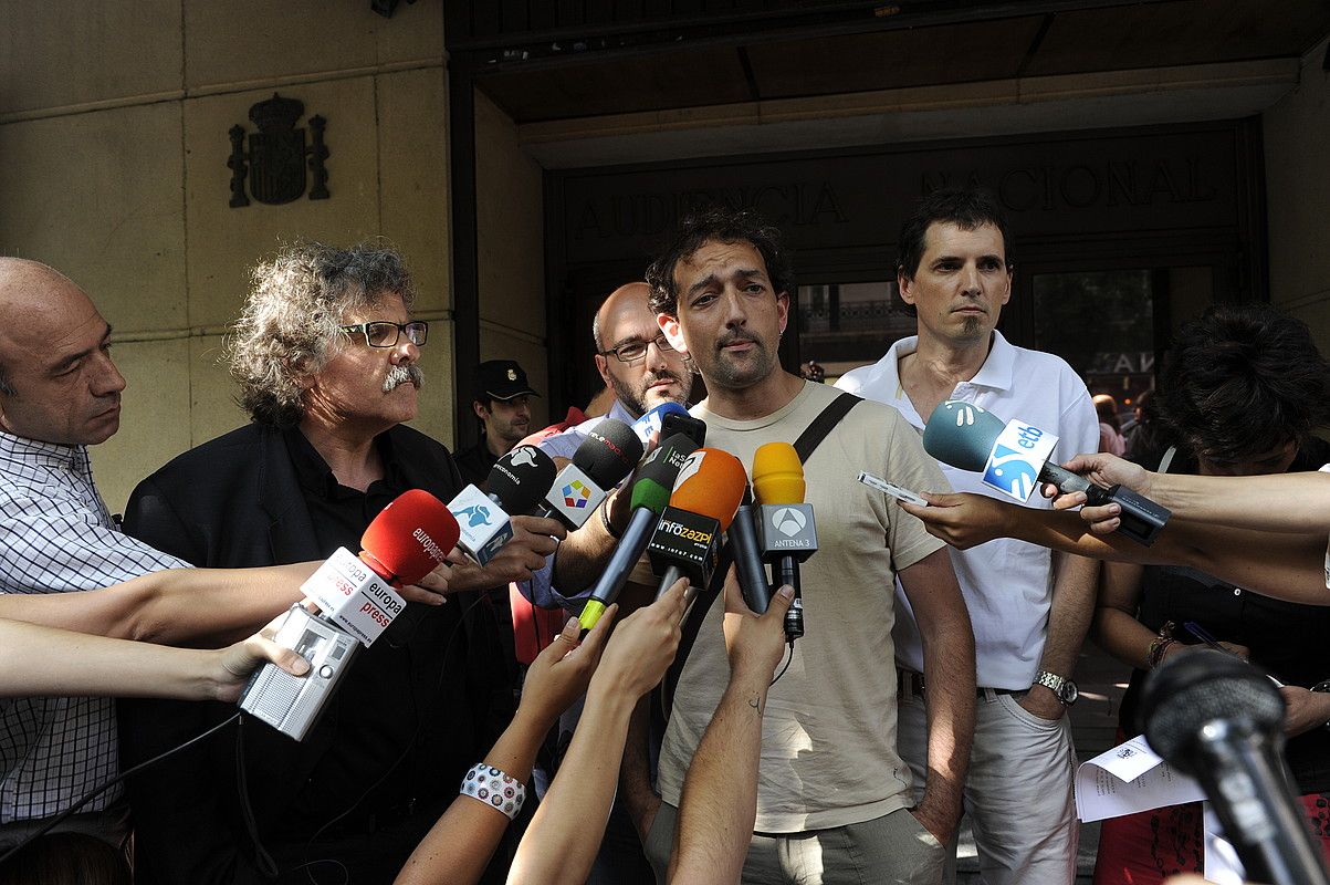 Joan Tarda, Aitor Bezares eta Niko Moreno, atzo, Auzitegi Nazionaleko atarian. ANDONI CANELLADA / ARGAZKI PRESS. Joan Tarda, Aitor Bezares eta Niko Moreno, atzo, Auzitegi Nazionaleko atarian. ANDONI CANELLADA / ARGAZKI PRESS.