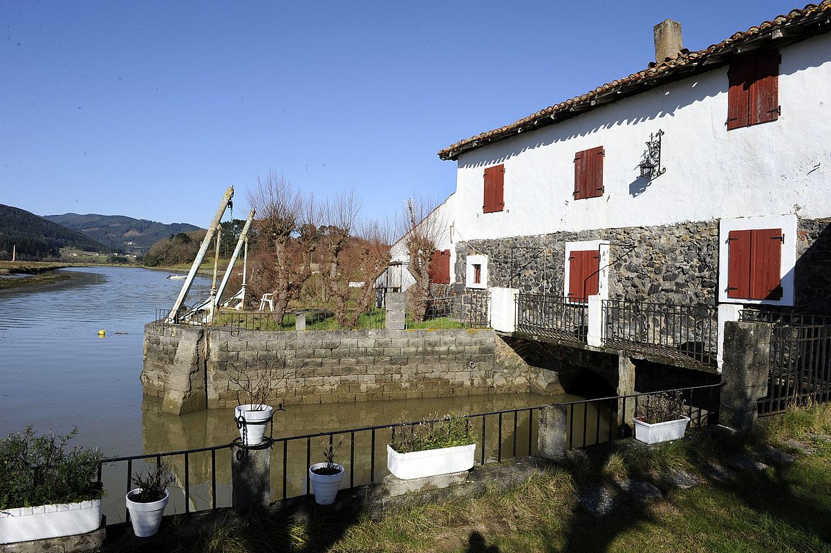 Gautegiz Arteagako Portu Errota egoera kaskarrean dago. JON HERNAEZ / ARGAZKI PRESS.