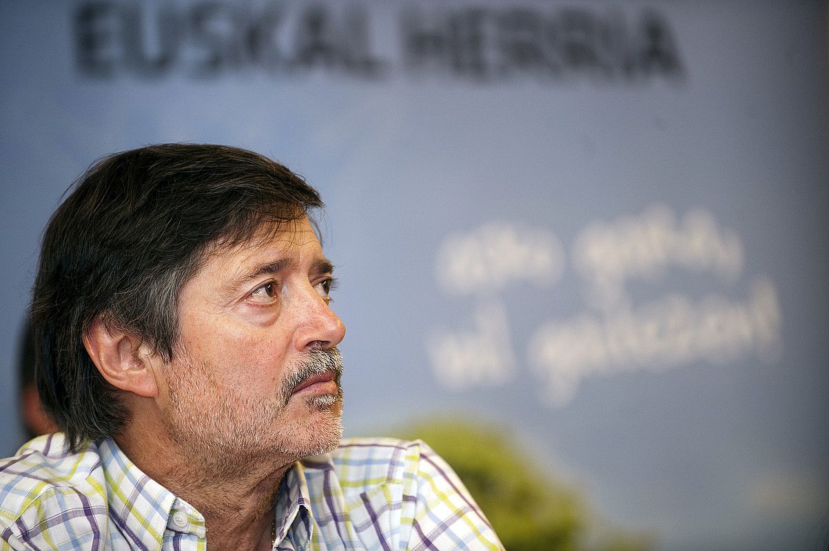 Rafa Diez, atzoko agerraldian. Bihar epaituko dute, Madrilen, beste zazpi auzipetuekin batera. JUAN CARLOS RUIZ / ARP. Rafa Diez, atzoko agerraldian. Bihar epaituko dute, Madrilen, beste zazpi auzipetuekin batera. JUAN CARLOS RUIZ / ARP.