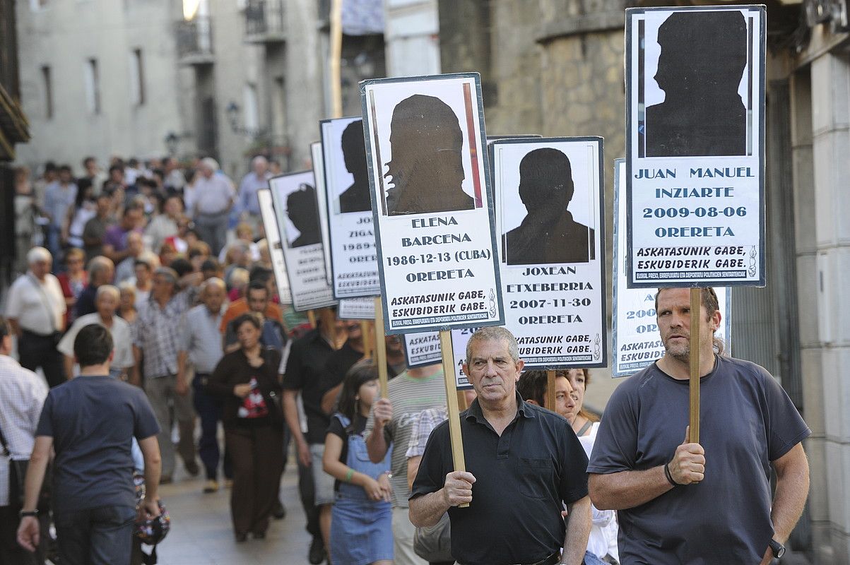 Egin Dezagun Bidea ekimenak deituta atzo Errenterian egindako elkarretaratzea. ANDONI CANELLADA / ARGAZKI PRESS. Egin Dezagun Bidea ekimenak deituta atzo Errenterian egindako elkarretaratzea. ANDONI CANELLADA / ARGAZKI PRESS.