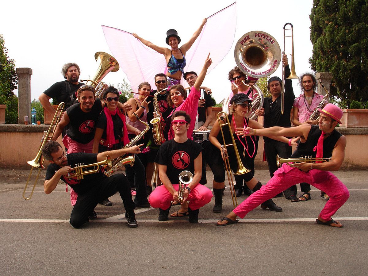 Italiako Pink Puffers taldeak musika baino gehiago ateratzen du kalera. - / BERRIA. Italiako Pink Puffers taldeak musika baino gehiago ateratzen du kalera. - / BERRIA.