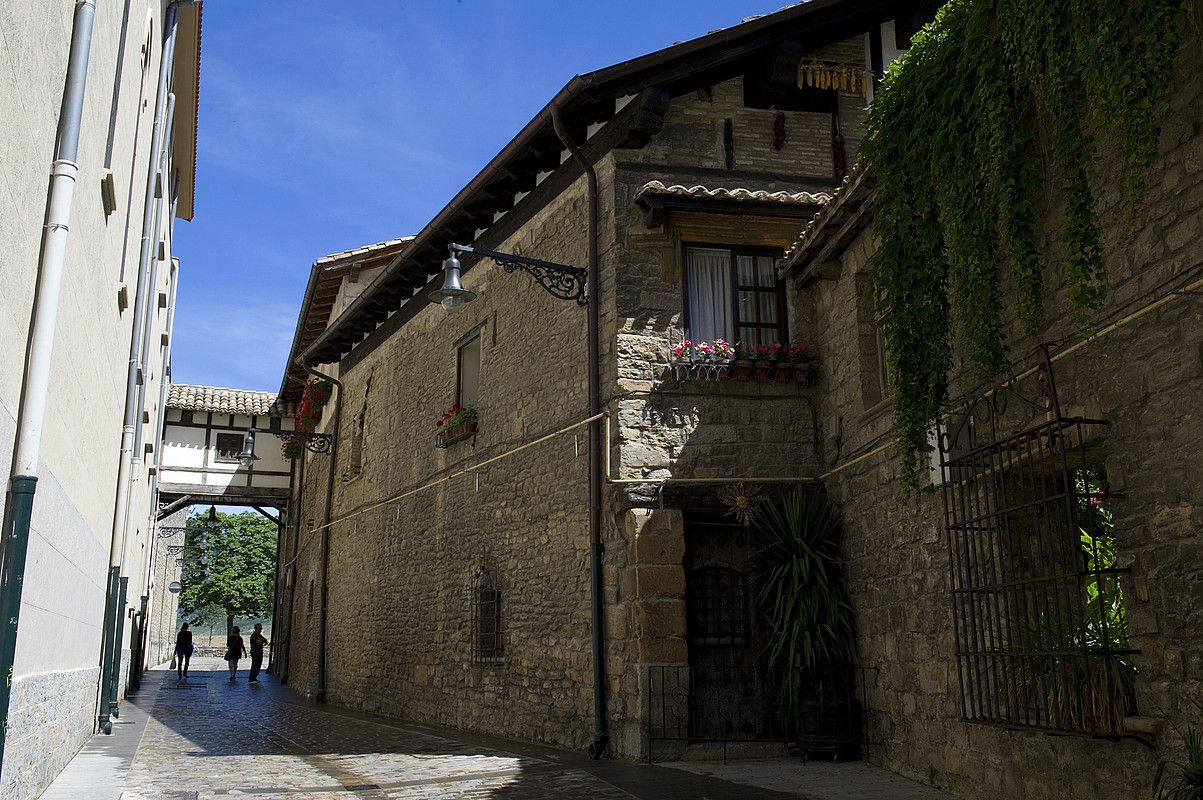 Zaldi Zuria izeneko ingurua eta San Jose plaza batzen ditu Redin kaleak, eta han dago hiriko etxetik etxerako pasabide bakarra. IDOIA ZABLETA / ARGAZKI PRESS.