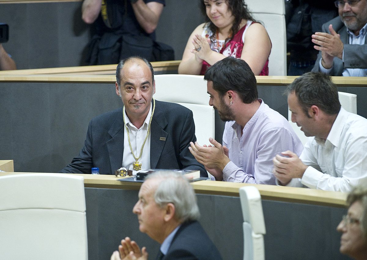 Martin Garitano, Gipuzkoako ahaldun nagusi izendatu berritan, Bilduko taldekieen txaloak jasotzen. JAGOBA MANTEROLA / ARGAZKI PRESS. Martin Garitano, Gipuzkoako ahaldun nagusi izendatu berritan, Bilduko taldekieen txaloak jasotzen. JAGOBA MANTEROLA / ARGAZKI PRESS.