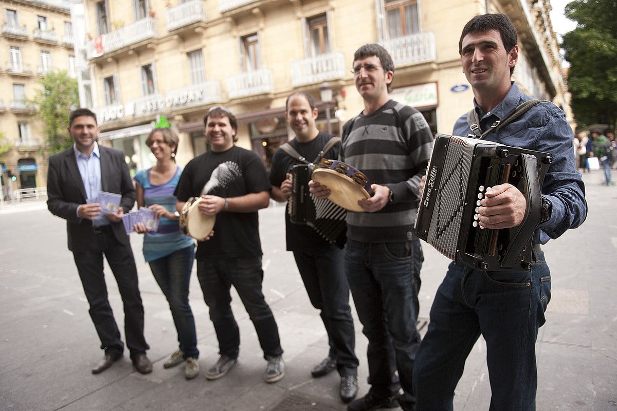 Mikel Serrano Zumarragako alkatea eta trikitilariak, atzo, Donostian. GARI GARAIALDE / ARGAZKI PRESS. Mikel Serrano Zumarragako alkatea eta trikitilariak, atzo, Donostian. GARI GARAIALDE / ARGAZKI PRESS.