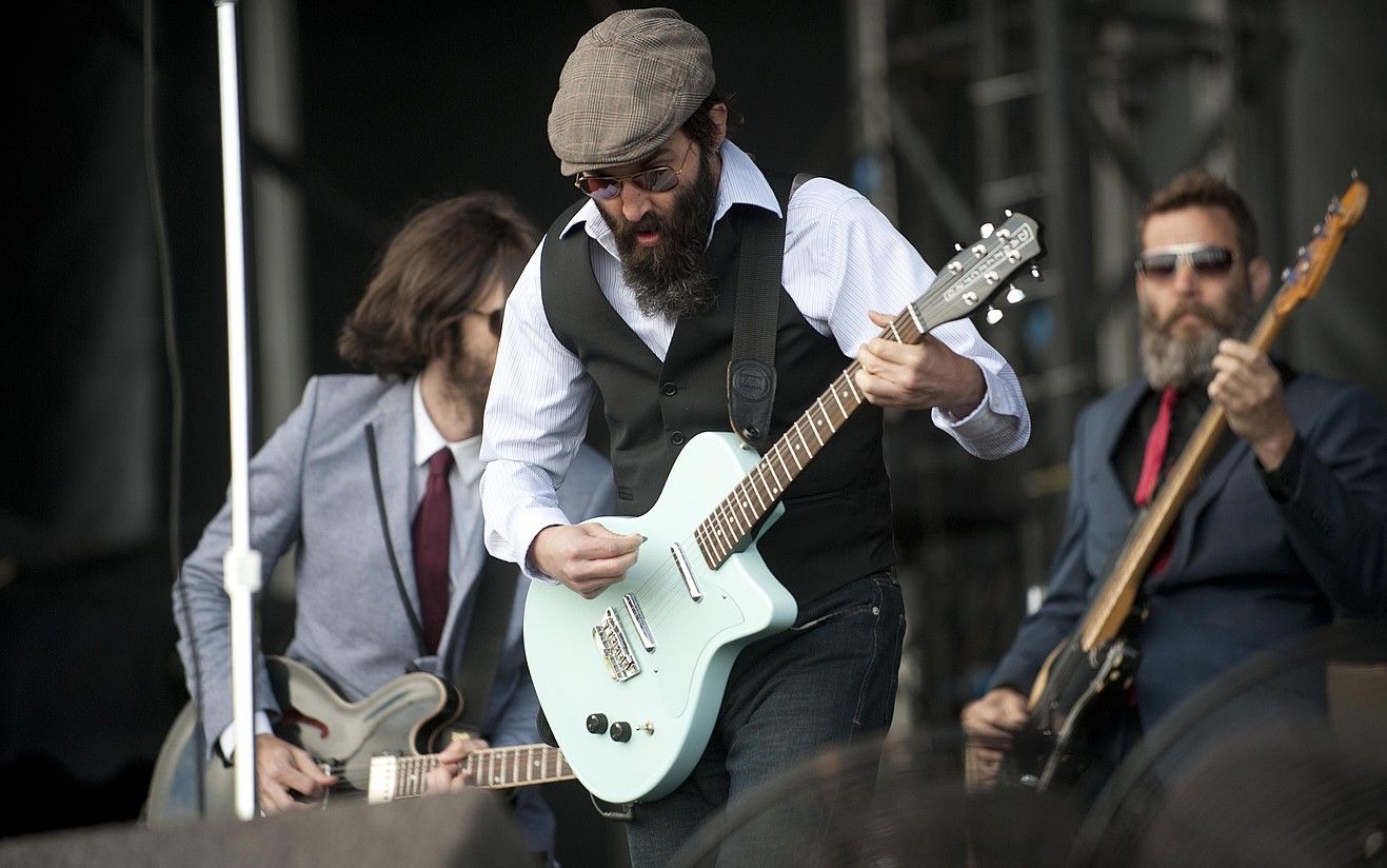 Eels taldeko Mark Oliver Everett abeslaria, atzo arratsaldean, Mendizabalan. RAUL BOGAJO / ARGAZKI PRESS. Eels taldeko Mark Oliver Everett abeslaria, atzo arratsaldean, Mendizabalan. RAUL BOGAJO / ARGAZKI PRESS.
