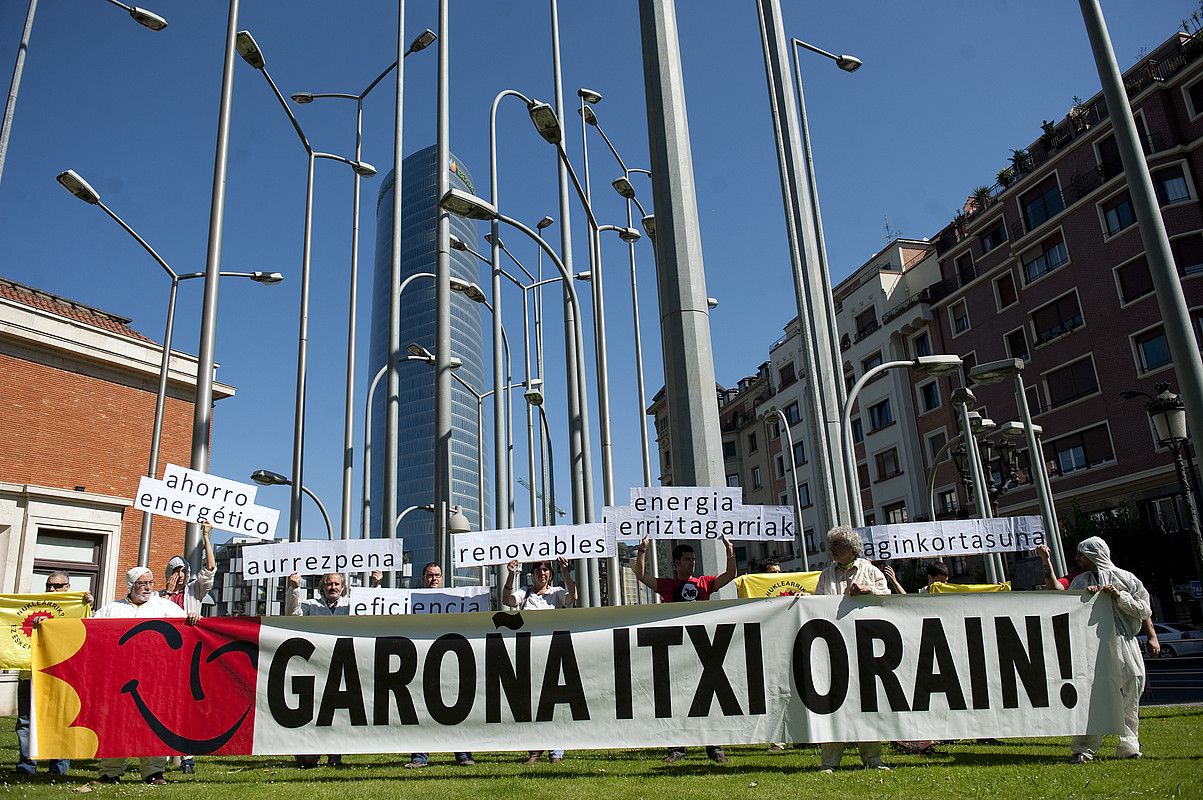 Iberdrolako dorre erraldoiaren aurrean, atzo, manifestaziorako deia egiteko agerraldian. MARISOL RAMIREZ / ARGAZKI PRESS. Iberdrolako dorre erraldoiaren aurrean, atzo, manifestaziorako deia egiteko agerraldian. MARISOL RAMIREZ / ARGAZKI PRESS.