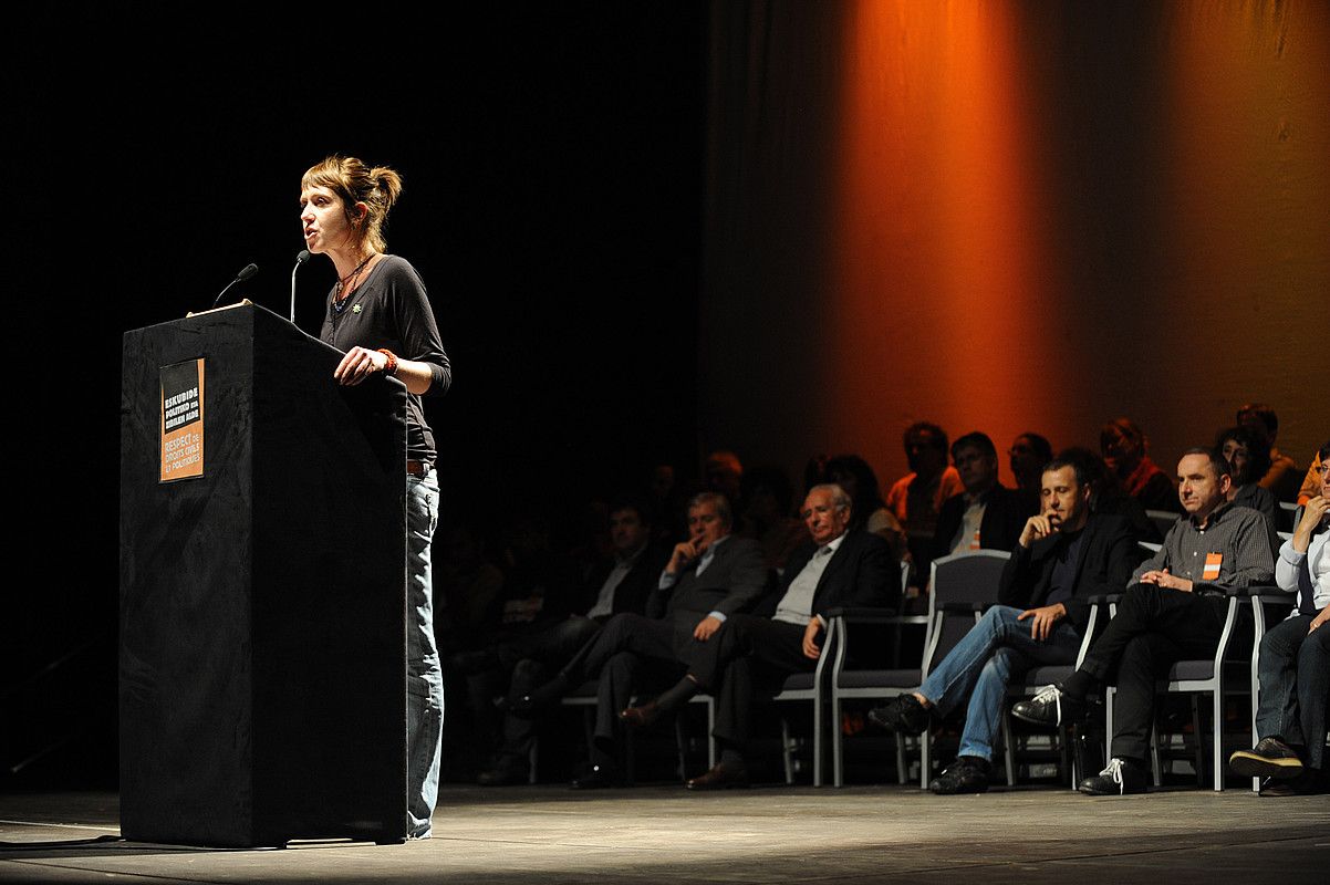 Aurore Martin, atzo, jendez mukuru egon zen Miarritzeko jardunaldietan egin zuen agerraldian. GAIZKA IROZ. Aurore Martin, atzo, jendez mukuru egon zen Miarritzeko jardunaldietan egin zuen agerraldian. GAIZKA IROZ.
