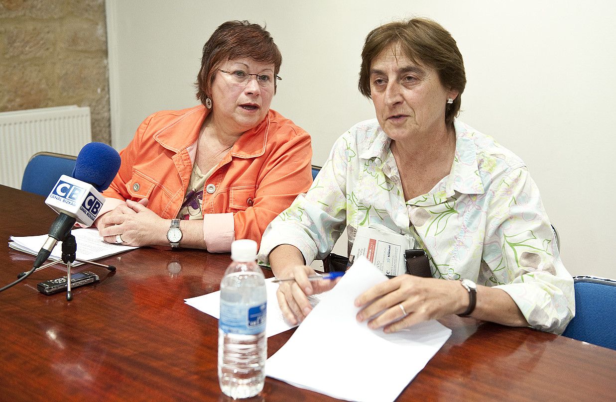 Conchi Gomez eta Isabel Otxoa atzo, Bilbon, prentsaurrekoa hasi baino lehen. JON HERNAEZ / ARGAZKI PRESS. Conchi Gomez eta Isabel Otxoa atzo, Bilbon, prentsaurrekoa hasi baino lehen. JON HERNAEZ / ARGAZKI PRESS.